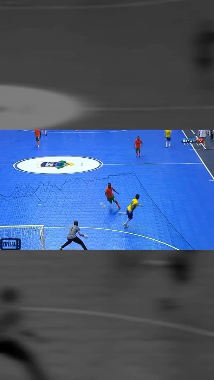 アレッサンドロ・ローザ・ヴィエイラのインスタグラム：「Um dos gols que mais gosto, por ter sido feito apenas 1 vez e com grau de dificuldade gigante! 🇧🇷✅  Assistência- @gian_wolverine   Narração- @dandansportv   Edição - @adonias」