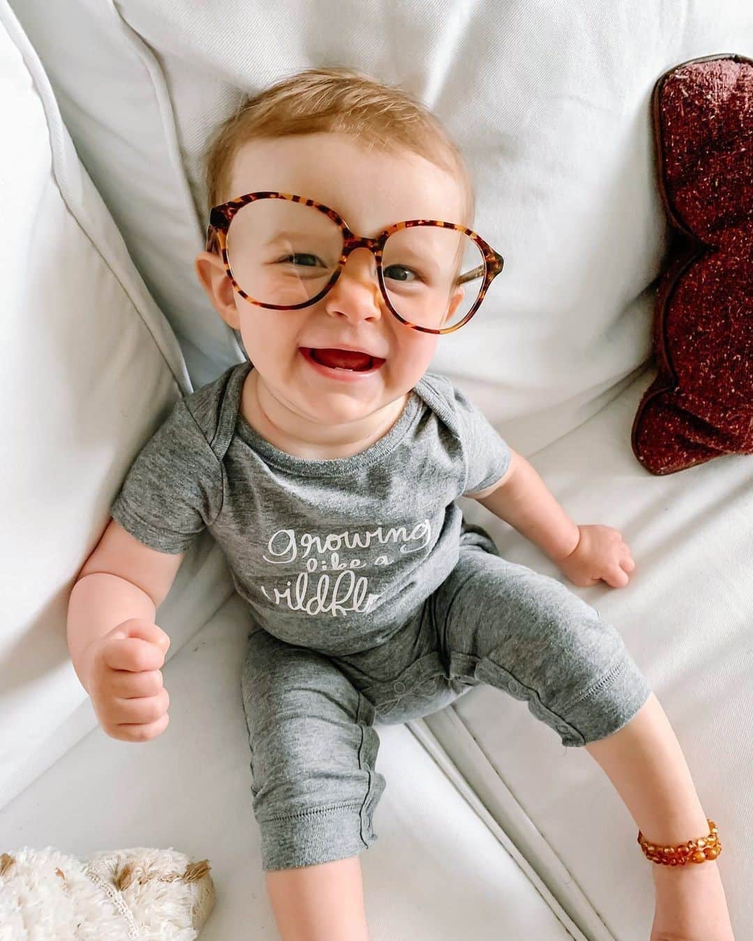 のインスタグラム：「When you can't find your glasses anywhere 🤔 (rg: @hellobrownfamily. O wears Carrington in Saffron Tortoise Fade.)」