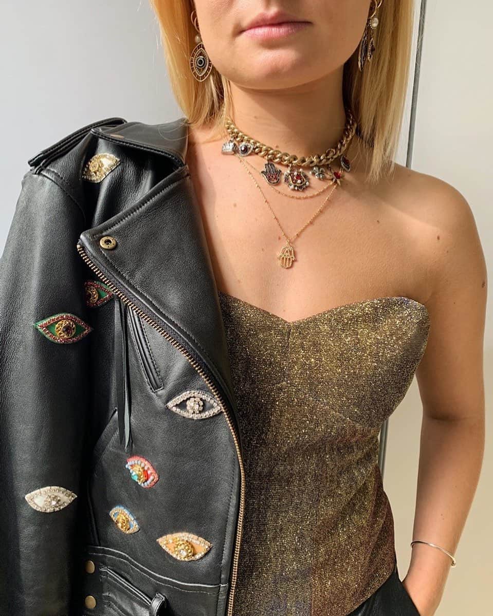 ニコールミラーのインスタグラム：「All in the details. ✨Gold bustier online now! #NMStyle #NMHoliday2020」