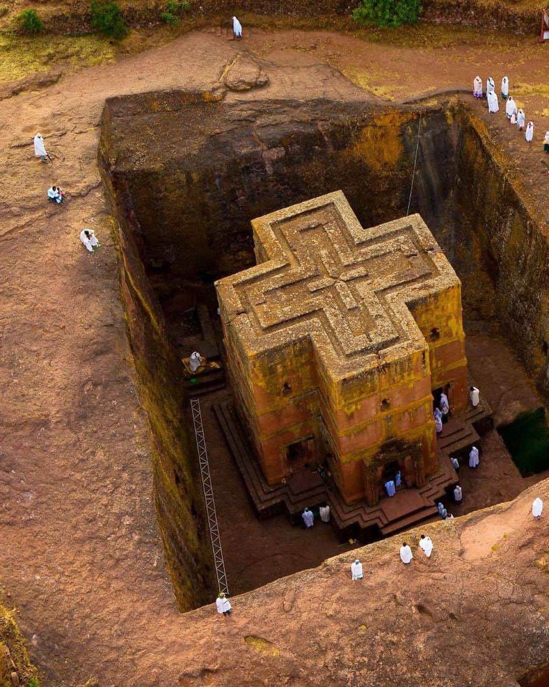 Discover Earthさんのインスタグラム写真 - (Discover EarthInstagram)「Some eight hundred years ago the Ethiopian King Lalibela had a divine vision to carve a new Jerusalem from volcanic stone underneath his place of birth. Monolithic churches like Bet Giorgis have now become one of the biggest tourist draws in the country. Due to the pandemic, I think I was the only foreigner in town this morning, with the hymns of the faithful echoing upward from in the chapel below.  #discoverethiopia🇪🇹 with @geosteinmetz   . . . .  #ethiopia  #addisababa  #habesha  #eastafrica  #etiopia」11月10日 1時00分 - discoverearth