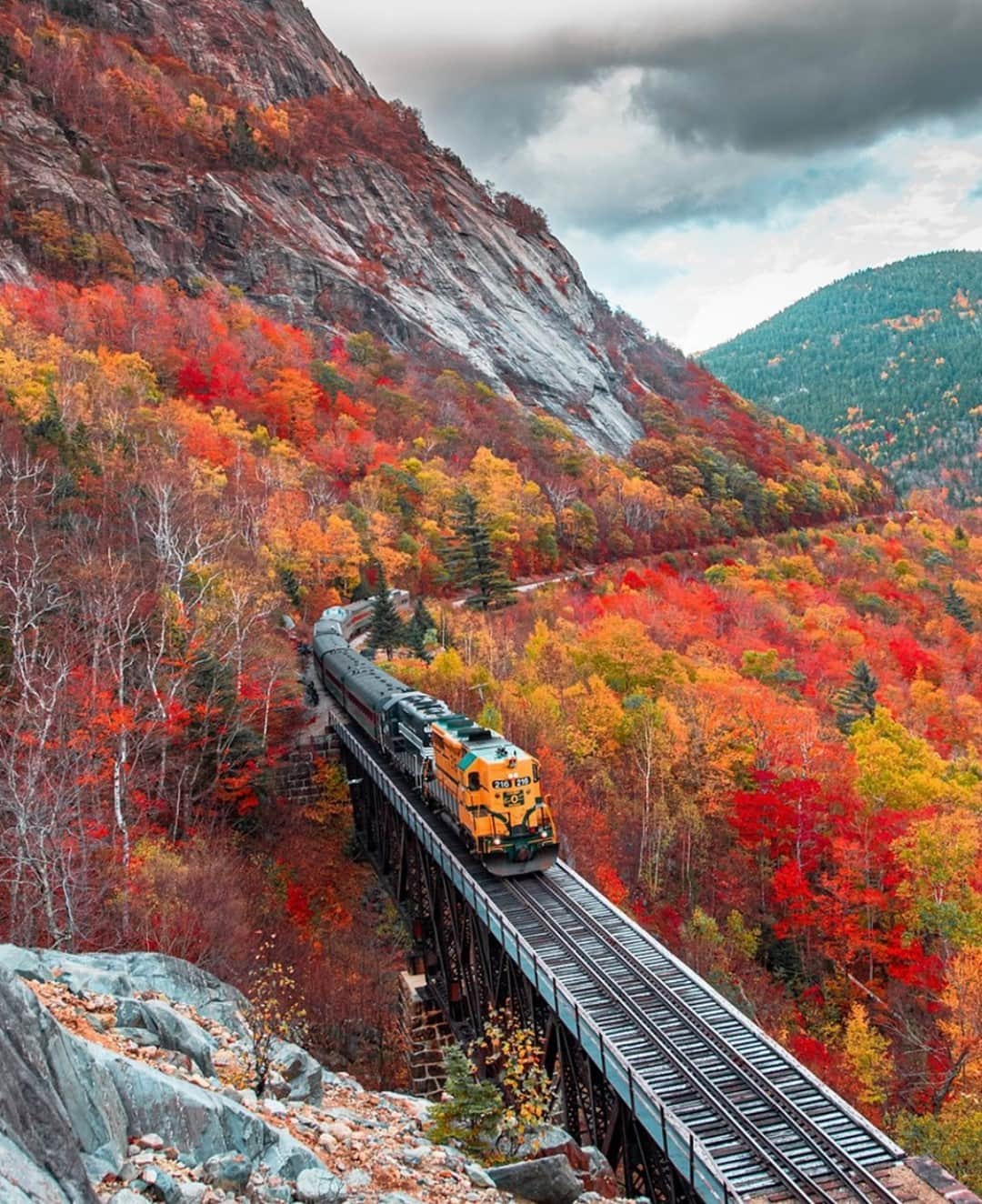 Earth Picsさんのインスタグラム写真 - (Earth PicsInstagram)「Happy Monday everyone! Tag someone you would like to ride this train with 🚂 Photo by @brianjohnsadventure」11月10日 1時01分 - earthpix