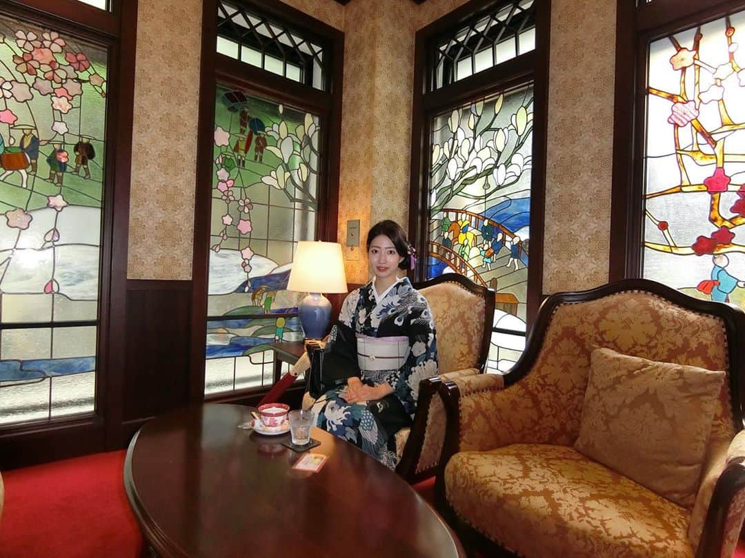 のインスタグラム：「#TBT  昨年(一昨年？)の撮影でのオフショット📸  1着目は晴天だったのに2着目は曇天からの雨となり、着物を汚してしまわないかひやひや🥶とても心配でした…☔️ スタッフの方が傘や雨具を用意してくださっていたので助かりました！この日は雨予報じゃなかったのに、用意周到すぎて感心✨  弾丸な日程でしたが、和の雰囲気や自然に癒されたな〜と少しお裾分けを🍀  そして本題は、、 まだ夏タイヤなのに☃️が降ってひやりとしたので"早めのタイヤ交換を！"というお話。練習へ向かうのに2時間掛かりました… 何事も事前準備が大事ですよね🔰  ※私は明日タイヤ交換します🚘  #winteriscoming」
