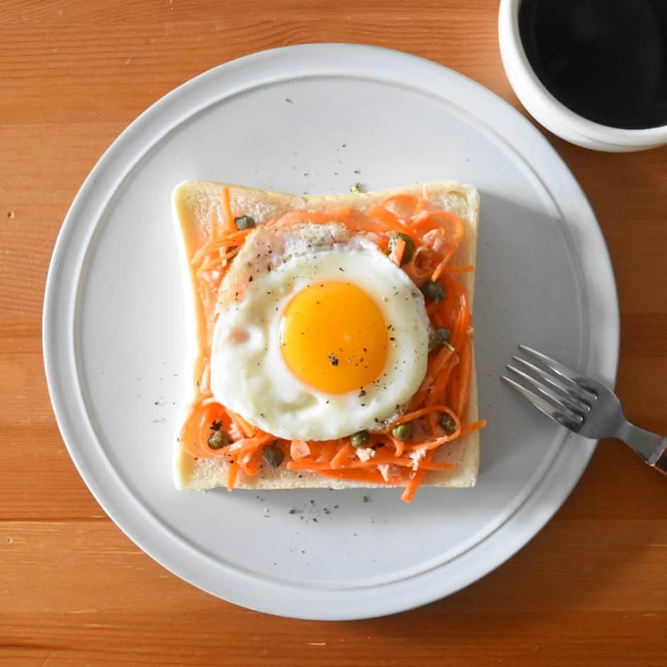山崎佳のインスタグラム：「Today’s breakfast. ツナ&人参、目玉焼き。」