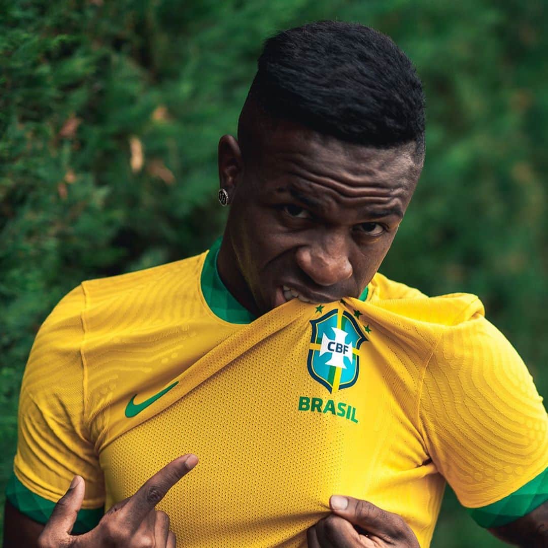 ヴィニシウス・ジュニオールのインスタグラム：「O sonho de moleque se realizou, e hoje tenho orgulho de poder entrar em campo com essa camisa pra honrar a nossa história e ajudar a escrever o nosso futuro. Vamos Brasil! ✨ 🇧🇷⚽  @nikefootball @cbf_futebol   #NadaPodePararAGente」