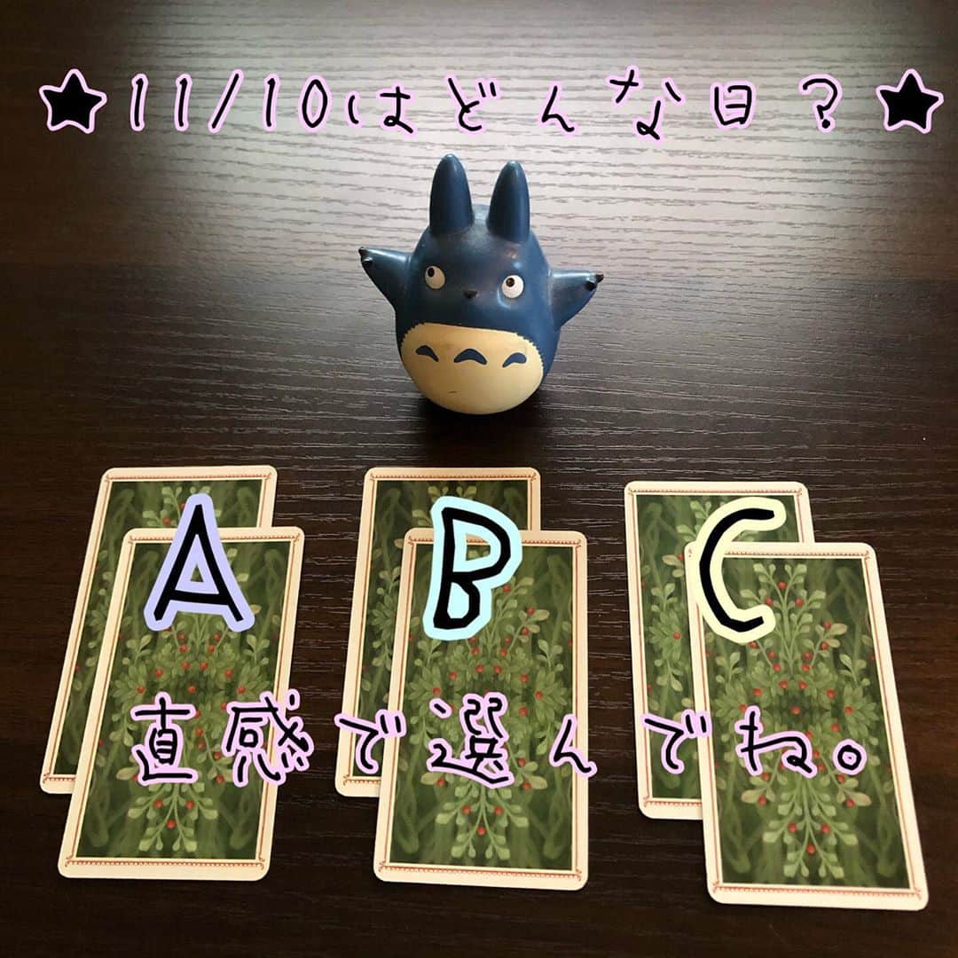 白珠イチゴのインスタグラム：「★11/10はどんな日？★ 直感で選んでください。 . . . . . . . . . . . . . . . ★結果★ . Ａを選んだ方。 冷静に周囲の人たちも含めた上で一番いい案を出していけます。 自分のためというよりかは、周りのために動いているイメージ。 直感が冴えているので、いろいろ試してみるのもいいかもしれません。 自信を持って、大丈夫です！ . Ｂを選んだ方。 不安な気持ちのまま強引に進めてすべて台無しになってしまいそう。 単純に勝負に負けるというイメージもあります。 隠し事などはありませんか？ 心に黒い霧がかかっている状態ではうまくいかないので、無理に押し通さず一歩引いてみるのも手かもしれません。 . Ｃを選んだ方。 非常に明るいのは良いことなんですが、いまいち根拠がなく考えが定まっていないようです。 目先の利益に捉われて、せっかくの好機を逃してしまいそう。 甘い考えは捨てて、自分に厳しくしたほうがいいかもしれません。  ★今日も一日、事後の無いよう元気に頑張りましょう★  #明日の運勢 #タロット #タロット占い  #タロットカード #タロットリーディング #無料占い #占い  #占い無料  #あしたの運勢  #nicolettaceccoli  #ニコレッタチェッコリタロット #占い芸人  #吉本芸人 #吉本  #三択占い #若手芸人 #女芸人 #仕事運 #恋愛運 #金運 #好きな人 #片想い #独身 #開運 #未来 #幸せ #恋愛相談 #人生相談 #占い好きな人と繋がりたい」