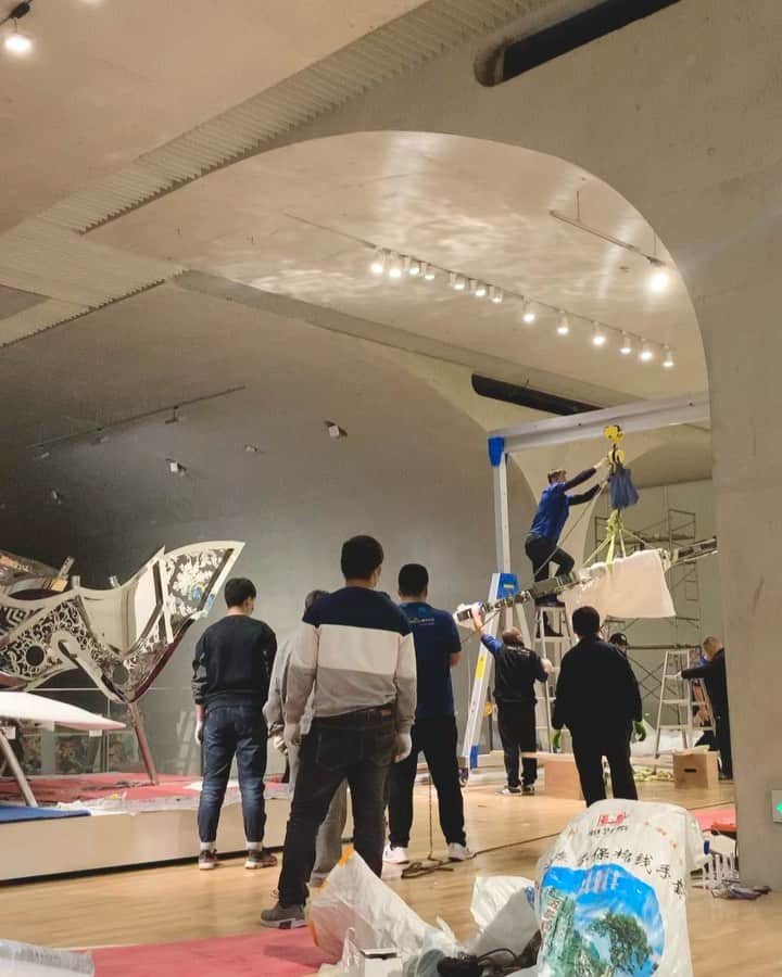 松山智一のインスタグラム：「Today wasn’t enough #PastMidnite #sculptureInstallation @thelongmuseum   今日で終わらず日を跨ぐ #彫刻設営」