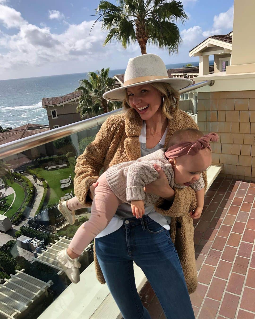 サマンサ・ドロークのインスタグラム：「The chronicles of “don’t let the baby grab the railing” 😂」