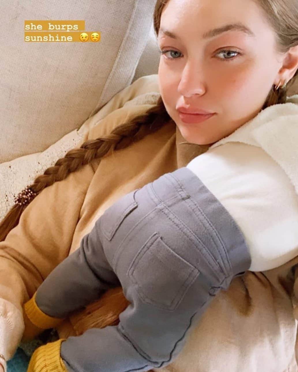 E! Onlineさんのインスタグラム写真 - (E! OnlineInstagram)「Did Gigi just make our day with this pic of her lil baby? Yes she Ha-did. 😍 (📷: @gigihadid )」11月10日 1時02分 - enews