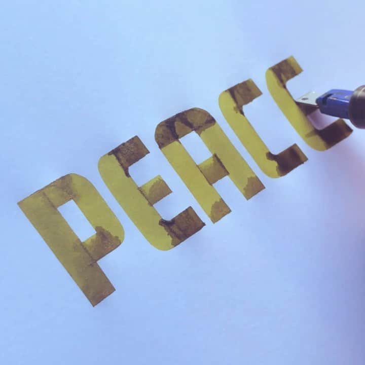 Seb Lesterのインスタグラム：「Peace✌️#peace #ad #parallelpencalligraphy #pilotparallelpen #parallelpen #calligraphy #lettering #pilotpen #pilotpens」