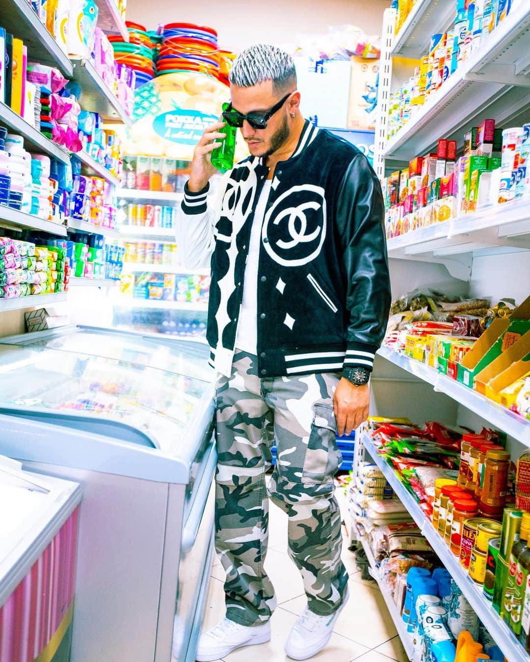 DJスネークさんのインスタグラム写真 - (DJスネークInstagram)「Stay close but keep your distance.」11月10日 1時05分 - djsnake