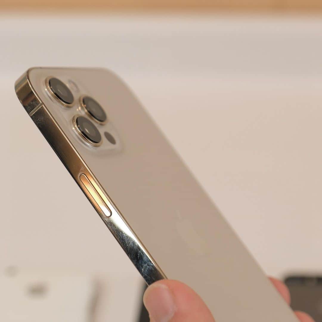 松村太郎のインスタグラム：「#iPhone12ProMax はやっとMaxと呼ぶに相応しい差別化要因が増えました。大型センサーとセンサーシフト式手ぶれ補正の広角カメラ、倍率2.5倍の新しい65mm望遠カメラは、ボケの達人。」