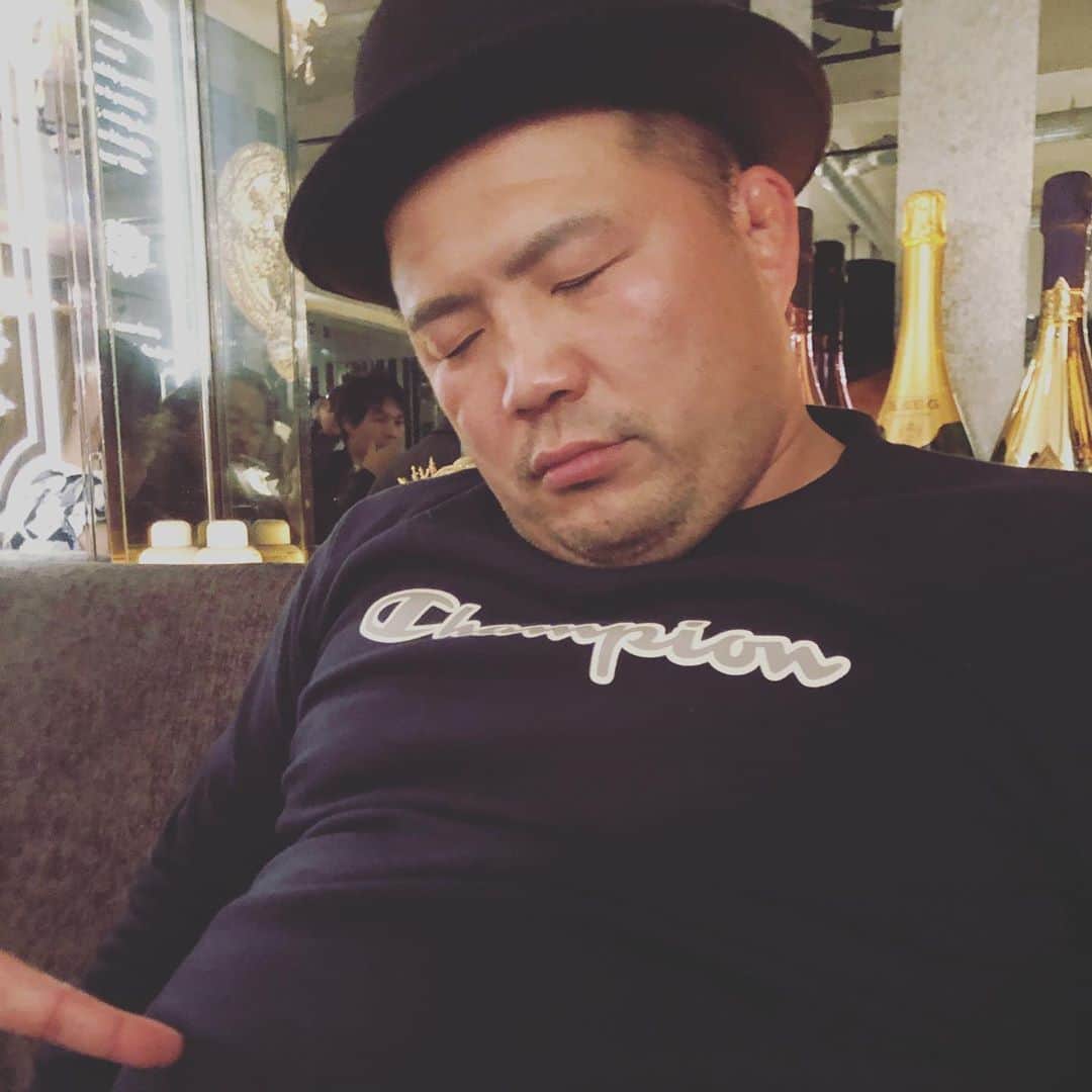 マッコイ斉藤さんのインスタグラム写真 - (マッコイ斉藤Instagram)「桜井マッハ寝てます。久しぶりに会ったのに寝てます。」11月10日 1時11分 - maccoi_saito