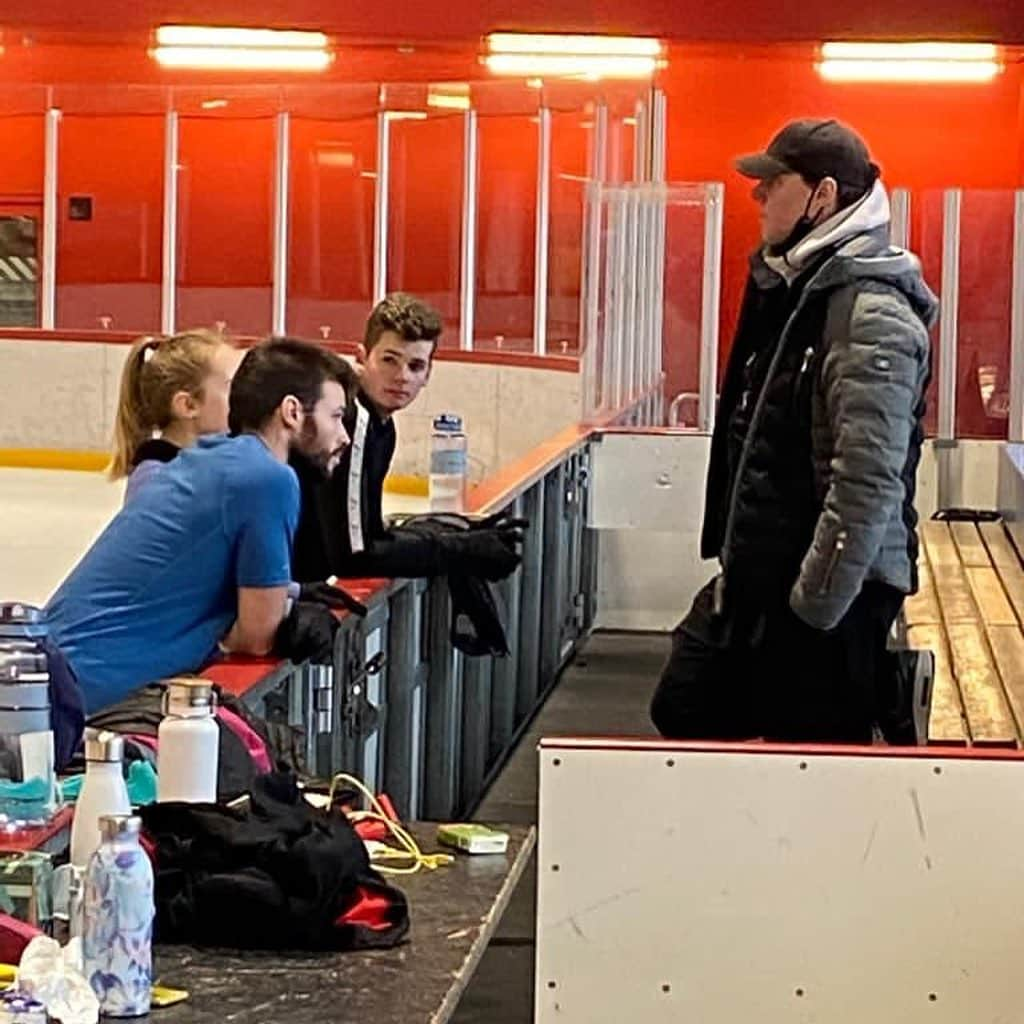 ブリュノ・マッソさんのインスタグラム写真 - (ブリュノ・マッソInstagram)「A lot of people are asking me which side of the board I prefer... I love both side! My technic and experience were growing up on the ice by listening the best coach, and now, I’m trying to do the same as sharing all these experiences to my athletes, and I love doing this! So, as you already saw, my collegue @remy_l_g and I will try to share with you some of our practice on ice and off ice. Hope you gonna like it!」11月10日 1時12分 - bruno_massot