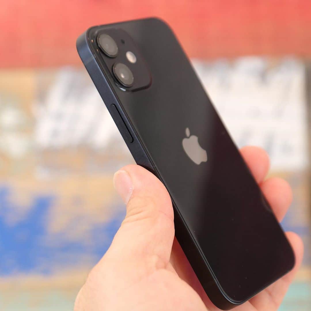 松村太郎のインスタグラム：「#iPhone12mini は、拡大一本調子だったハイエンドスマホを、性能を妥協せずに一気に小型化して実装した、2020年で最も見どころが大きい存在です。片手で気軽に扱えるけど、Dolby Visionも撮れるし、5Gにもつながる。」