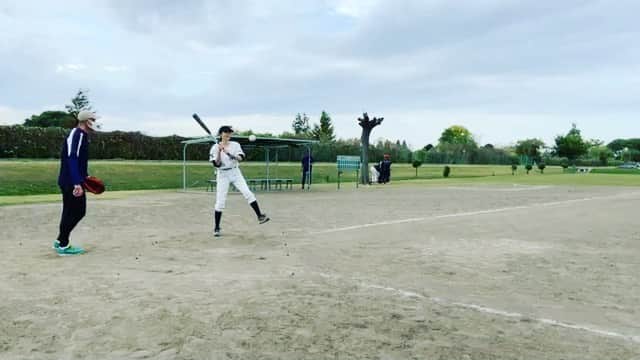 松本英子のインスタグラム：「めちゃ下手だけど、ノックもしました😝🤣  やっぱりソフトボールが大好き❣️⚾️  チーム作りたいなぁ〜ww  #softball  #ソフトボール #team #ノック」