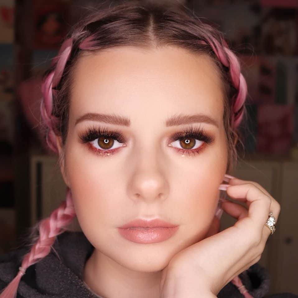 Benefit Cosmeticsさんのインスタグラム写真 - (Benefit CosmeticsInstagram)「📱 Psst: we’re going LIVE on Instagram with @boxycharm & our Global Brow Expert, @jrobertbailey, at 11am PST TODAY! - @allieballiemakeup completes her gorgeous makeup look using some of her #benefit faves: 💕 Hoola Matte Bronzer  💕 Precisely, My Brow Eyebrow Pencil (4 - warm deep brown)  💕 Brow Microfilling Pen  💕 Gimme Brow+ Volumizing Eyebrow Gel (4.5 - neutral deep brown)  #regram #friendswithbenefit」11月10日 1時16分 - benefitcosmetics
