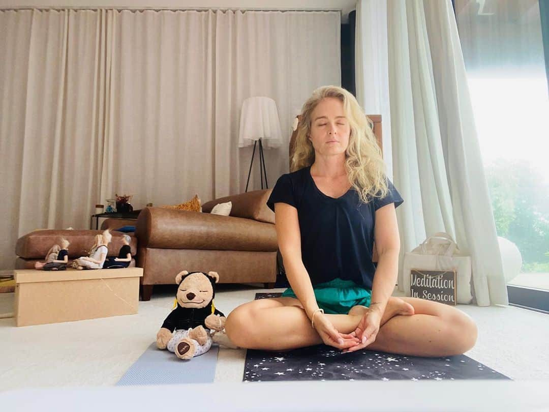 アンジェリカさんのインスタグラム写真 - (アンジェリカInstagram)「E lá vamos nós ... começar a semana conectados com o que realmente importa!!! Hoje tive companhia na minha meditacao 🥰 muita luz , alegria e paz para todos nós!!! #meditar #ser #fé #boasemana #amor #meditacaotranscendental」11月10日 1時17分 - angelicaksy