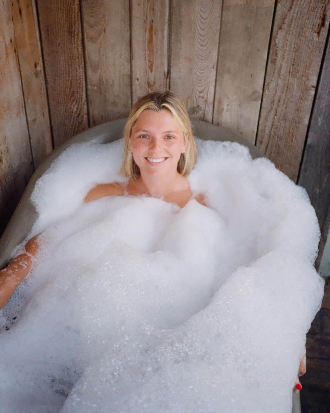 Estée Lalondeのインスタグラム：「As close to my favourite emoji as I could get 🛁🛁🛁🛁🛁🛁🛁🛁🛁🛁🛁🛁🛁 #throwback 🌞」