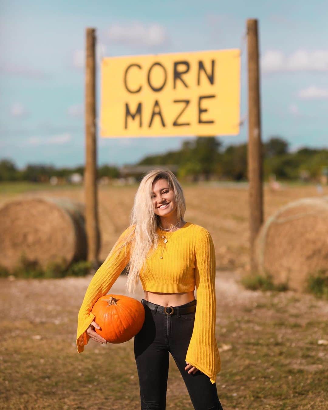 サシャ・カリスのインスタグラム：「Have you made it to the corn maze yet? 🌾🌽 What’s your favorite fall activity? Mine is definitely hayrides + apple and pumpkin picking!  #cornmaze #fall #fallvibes #fallfashion #falloutfits #ootd #ootdfashion #fallfoliage #autumnvibes🍁」