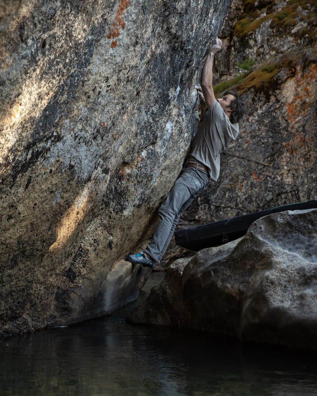ポール・ロビンソンのインスタグラム：「@westmountainmedia always a blast to hang with you! Let’s climb again soon! Keith making quick work of a fun riverside boulder at independence pass! #bouldering」