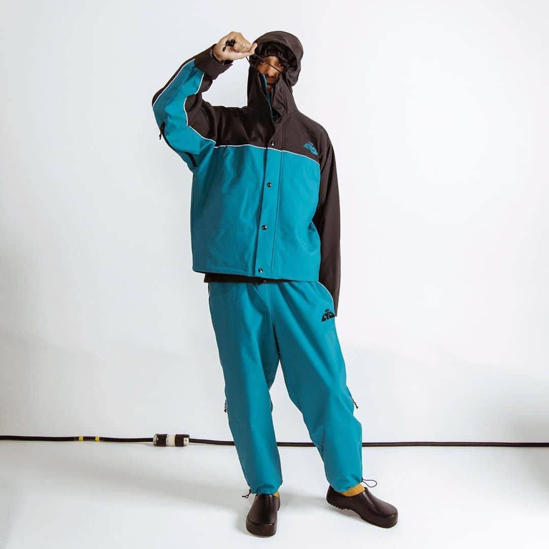 サキャスティックのインスタグラム：「@insomniacltd FALL 2020   Freebasin Jacket Jade 2000mm waterproof nylon fabric shell, water resistant nylon lining, under arm zipper vents, 2 way nylon zipper front closure with storm flap, front zipper chest pockets, inside zipper pockets, velcro adjusting cuffs, embroidered logo detail on chest, reflective piping detail, elastic cord and toggle closure in hood and jacket bottom.  Freebasin Pant Jade 2000mm waterproof nylon fabric shell, water resistant nylon lining, side leg zipper vents, zip closure back pocket, embroidered logo detail, reflective piping detail, elastic cord and toggle bottom leg closure, elastic waist with logo drawcords.  Into The Void L/S Tee Grey 6.5 oz medium weight cotton T, pre-shrunk, silkscreen print on front and down sleeves, made in USA.」