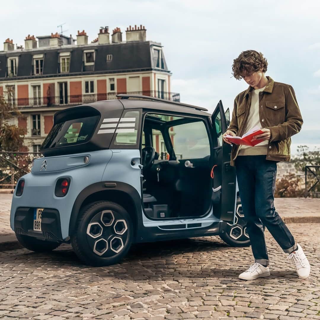 Citroënのインスタグラム：「Yes, driving at 14 is indeed possible 👀 With Citroën Ami - 100% ëlectric, there’s no need for a driving license #CitroënAmi #ËlectricforAll #InspirëdbyYouAll #Mobility #UrbanMobility #Urban #Car #Instacar #CarofInstagram #Lifestyle #Electric #Design #City #Fashion #Paris」
