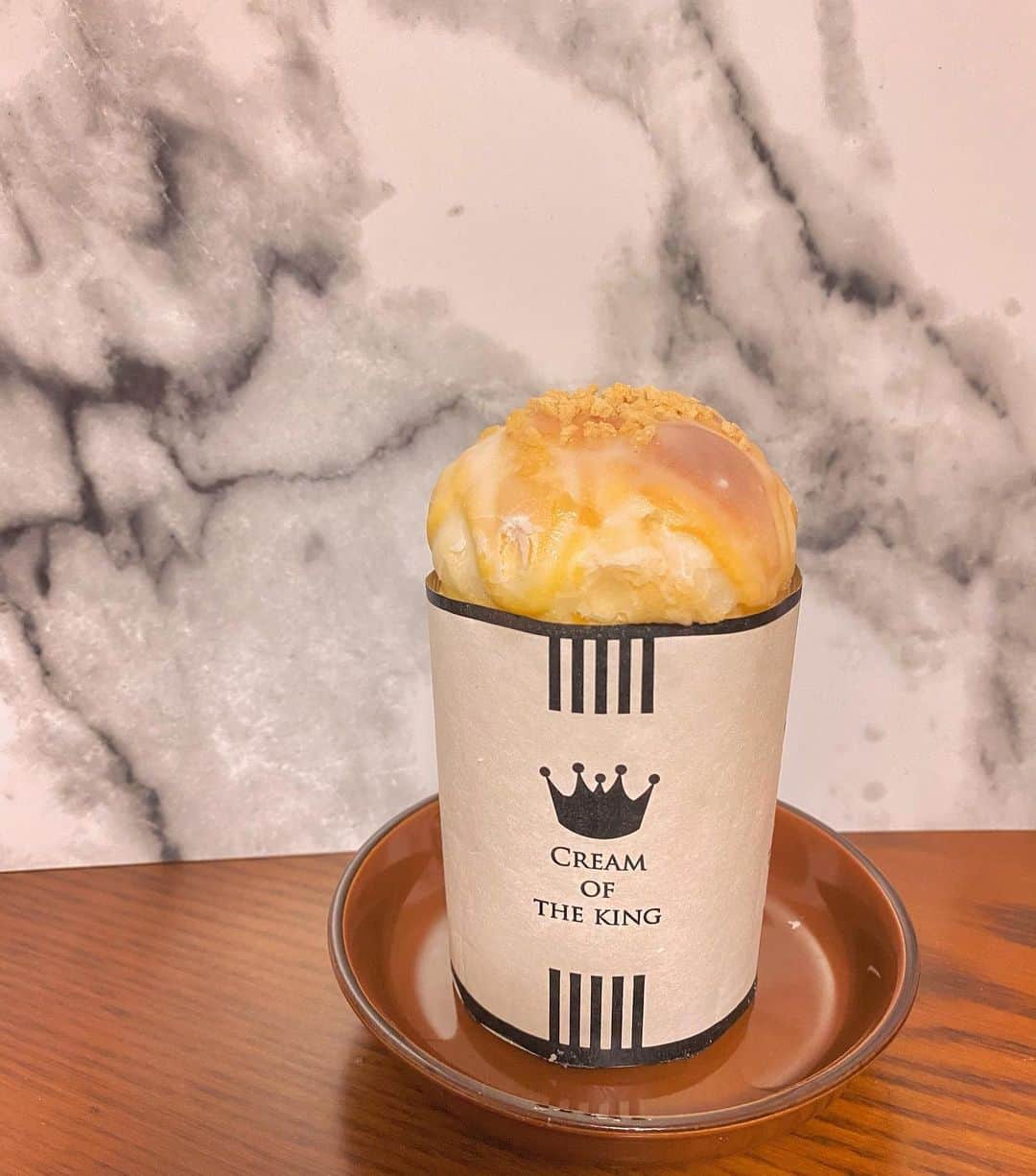 Erenaのインスタグラム：「👑王様のクリームパン👑 中にキャラメルクリームがぎっしり🤴🏼⚜️🔱 もう溢れそう…🙊 クリームパンには見えなかった…🤭 . #麦香房epi#エピ#長野市#長野#長野グルメ#パン屋#キャラメル#王様のクリームパン#クリームパン#KING#Queen#bread#creambread#caramel#溢れそうなキャラメルクリーム」