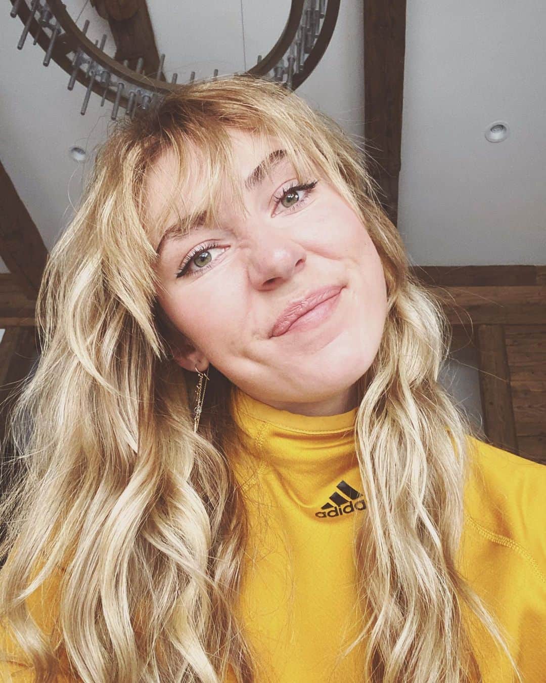 ミカエラ・シフリンのインスタグラム：「Shout out to my 5-year-old self who just popped in to cut my bangs (again) and remind me how to make this face😅🤭」