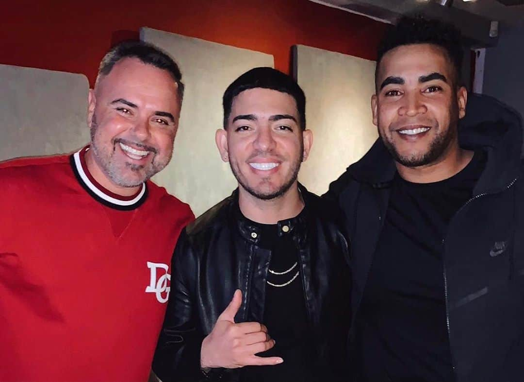 ドン・オマールさんのインスタグラム写真 - (ドン・オマールInstagram)「La sonrisa es significado de nuestra amistad sincera. Los quiero majos! 😂 .  #ElAmorEsUnaModa #EAEUM #DonOmar #Alcover JuanMagan #MusicMonday」11月10日 1時37分 - donomar