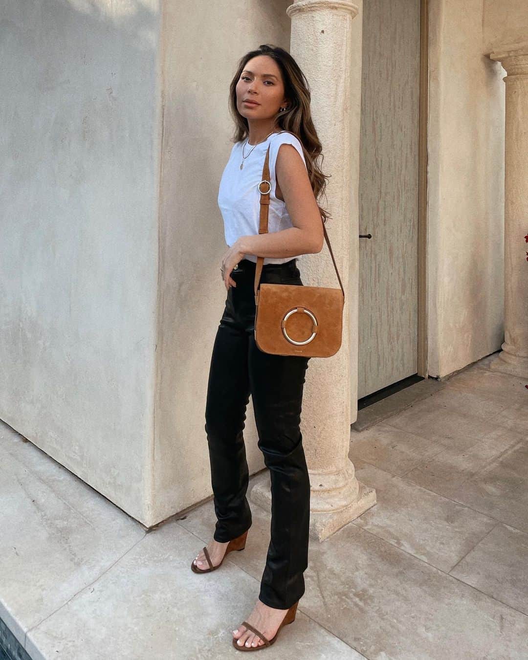 Marianna Hewittのインスタグラム：「Leather pant season is back 🍂 wearing a full @FRAME look and their new Le Ring bag. Get 20% off your first order with code MARIANNA20 #FRAMEByYou #ad」