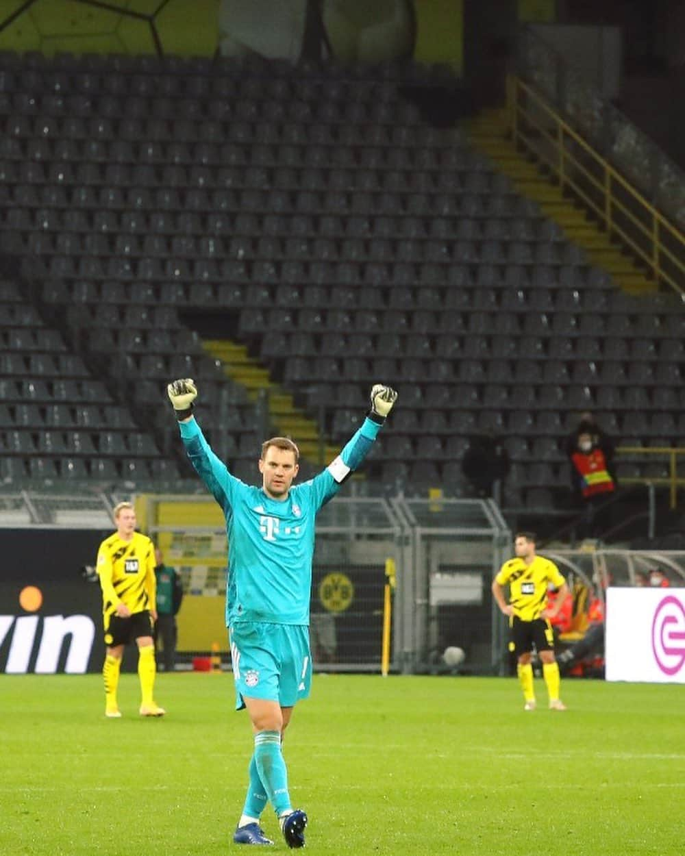 バイエルン・ミュンヘンさんのインスタグラム写真 - (バイエルン・ミュンヘンInstagram)「➡️ Swipe to see what @manuelneuer is happy about! 👀   #BVBFCB #MiaSanMia #packmas #WeiterImmerWeiter #FCBayern #Bundesliga」11月10日 1時41分 - fcbayern