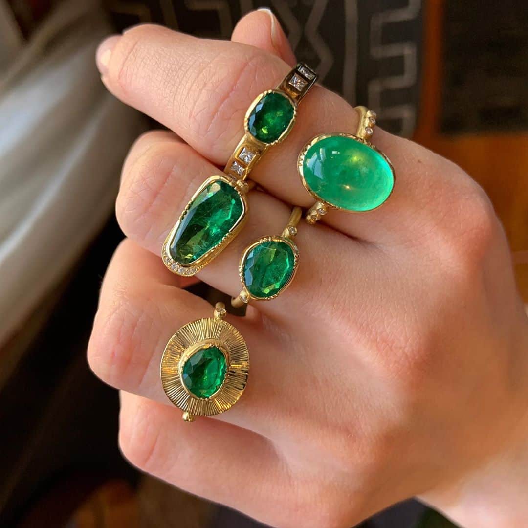 ブルックグレグソンさんのインスタグラム写真 - (ブルックグレグソンInstagram)「Admiring the symbol of truth and love today. 💎💚💚💚 #emerald #handforgedgold #uniquecut #truth #love  #finejewelry #brookegregson」11月10日 1時42分 - brookegregson