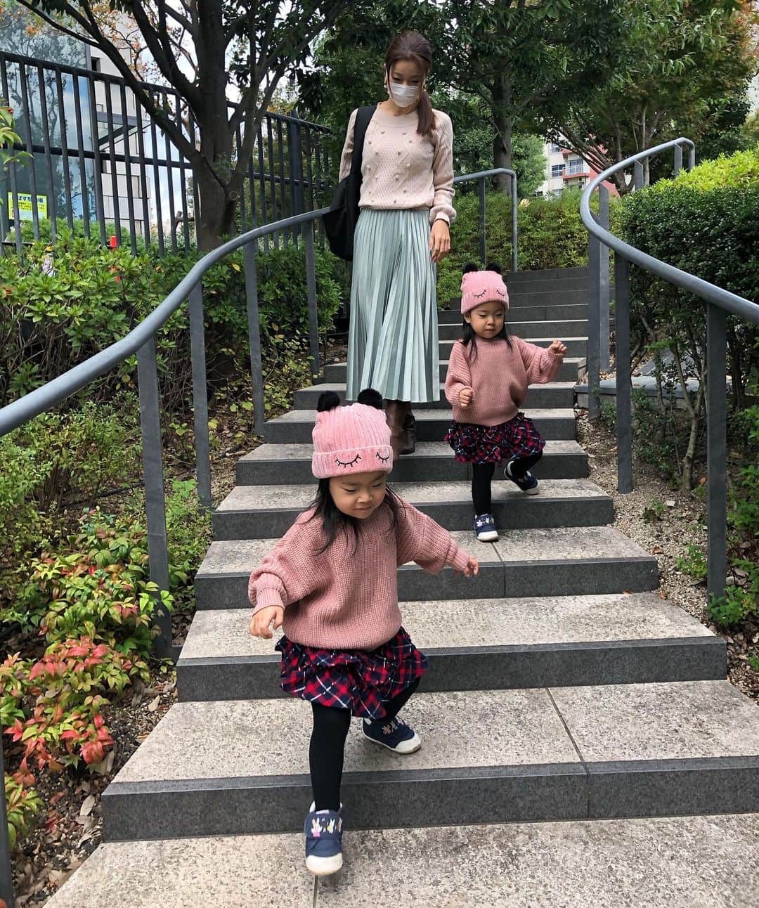 遠近由美子のインスタグラム：「しまじろうに会いに行く？と聞いたら「いくー❣️❣️」と2人で楽しみにしていたコンサート✨　  本番途中、あれ？ってくらい無表情だったけど。。笑  終わった後の笑顔と、帰り道のルンルンな足取りを見ると楽しかった様子☺️良かった、よかった。  #しまじろうコンサート #子供ちゃれんじenglish #双子のいる生活 #双子育児　#クリスマスコーデ」