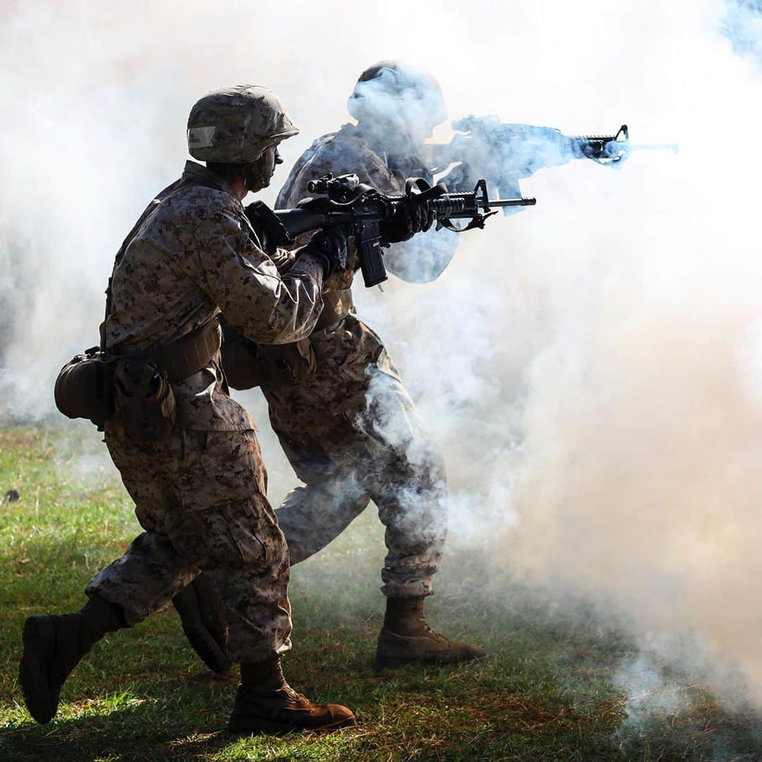 アメリカ海兵隊さんのインスタグラム写真 - (アメリカ海兵隊Instagram)「Pop Smoke  Recruits complete the Day Movement Course at @mcrdparrisisland during Basic Warrior Training, a week-long event that teaches recruits the basics of combat survival and advanced rifle maneuvers. (U.S. Marine Corps photo by Lance Cpl. Samuel Fletcher)  #USMC #Marines #Military #Bootcamp」11月10日 1時54分 - marines