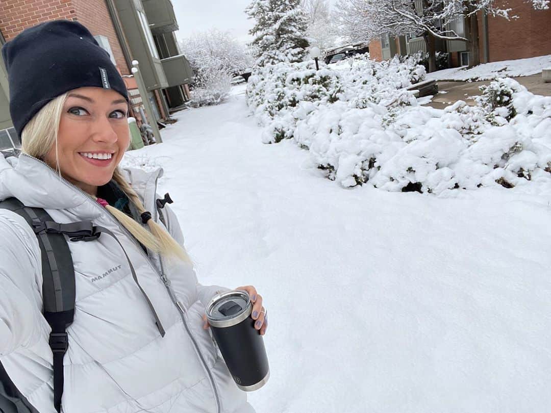 シエラ・ブレア・コイルのインスタグラム：「We should start a betting pool to see if I survive the winter ❄️」