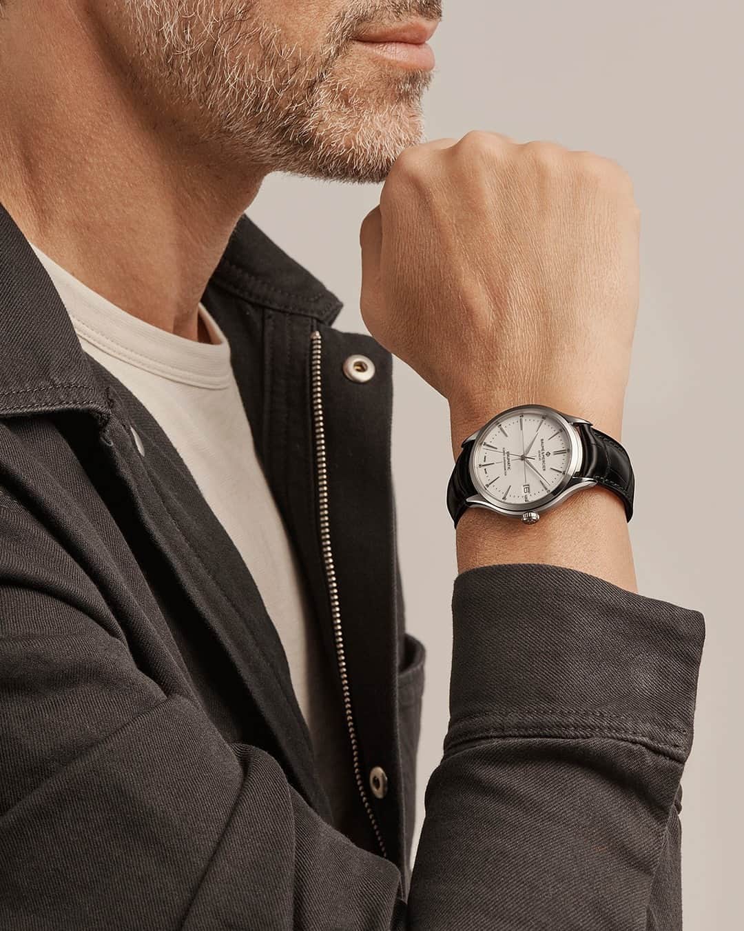 ボーンメルシーのインスタグラム：「Simplicity at its best x Black elegance.  -- Clifton Baumatic 10518 40mm, Baumatic in-house Calibre, 5 Days Power Reserve, Chronometer⁣⁣. --⁣⁣ #BaumeetMercier⁣⁣ #Baumatic⁣⁣ #cliftonbaumatic #Swissmade⁣⁣ #Watchmaking⁣⁣ #Watchoftheday⁣⁣ #Watches⁣⁣ #innovation #design #materials」