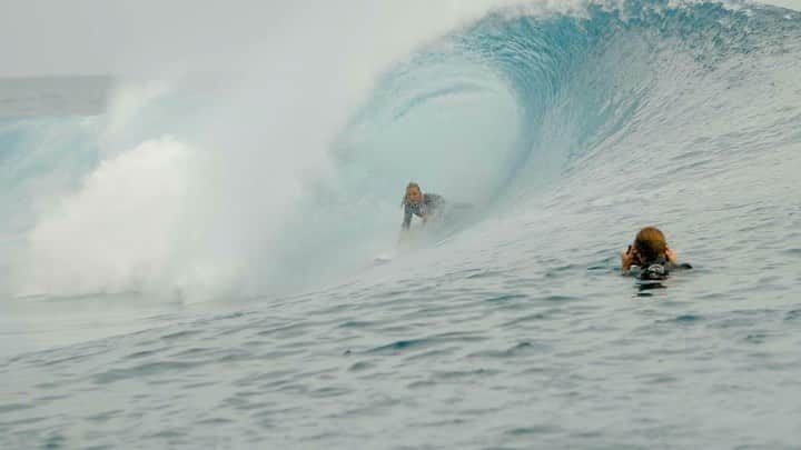 レイキー・ピーターソンのインスタグラム：「A few more little waves from our trip to Tahiti. Can’t wait to get back and see all the girls surf out here! Thanks again @tahuraihomestay for such an amazing time and @j.czerm_photography for the clips! 💛🙏🏼」