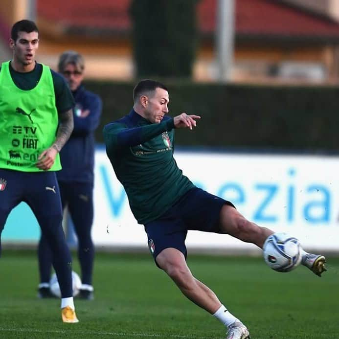 サッカーイタリア代表さんのインスタグラム写真 - (サッカーイタリア代表Instagram)「#Nazionale 🇮🇹 19 #Azzurri presenti al primo allenamento, domani previsto l’arrivo di altri 11 giocatori. Out #Criscito e #Caputo 19 players trained at Coverciano today, 11 more will join the squad tomorrow. #Criscito and #Caputo have both withdrawn. . La notizia 👉🏻 www.figc.it . A #Coverciano la Nazionale al lavoro in vista dell’amichevole di mercoledì con l’Estonia. Il difensore del Genoa e l’attaccante del Sassuolo costretti al forfait Italy trained at Coverciano ahead of Wednesday's friendly against Estonia. Genoa defender and Sassuolo striker forced to pull out of the squad. . . #VivoAzzurro」11月10日 2時01分 - azzurri