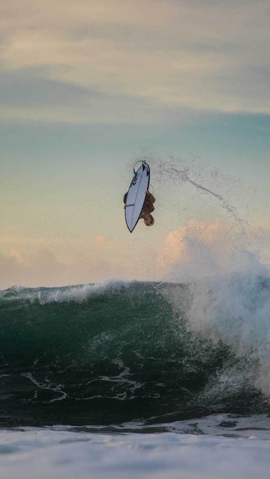 ジョン・ジョン・フローレンスのインスタグラム：「After injuring my knee last summer I didn’t think it would be possible to surf the Pipe Masters five months after surgery, but I decided to make that my goal and give myself every chance to compete in case there was still a possibility to qualify for the Olympics.  Hopefully this film inspires people to go after their goals. 	⁃	 Thank you to the medical team and physical therapists that made this possible, to my team for their support over the last year, the team @clifbar for supporting me to tell this story, the @wsl for working with us, and every surfer on tour - it’s incredible to see how far everyone is taking the level of surfing in competition.  	⁃	 #TokyoRising available on @amazonprimevideo Thursday 11/12 🎥 @parallelsea」