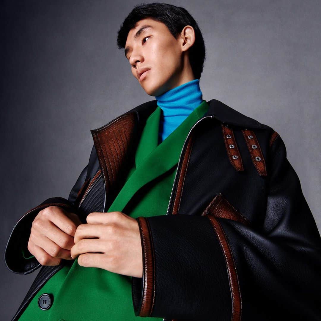 LVMHさんのインスタグラム写真 - (LVMHInstagram)「LVMH Maisons go through every season with exceptional savoir-faire and creativity.  Discover the @Berluti Winter 20 Collection by @kris_van_assche. Photographed by @julienmartinezleclerc Styling by @mauricionardi  #Berluti #LVMH」11月10日 2時11分 - lvmh