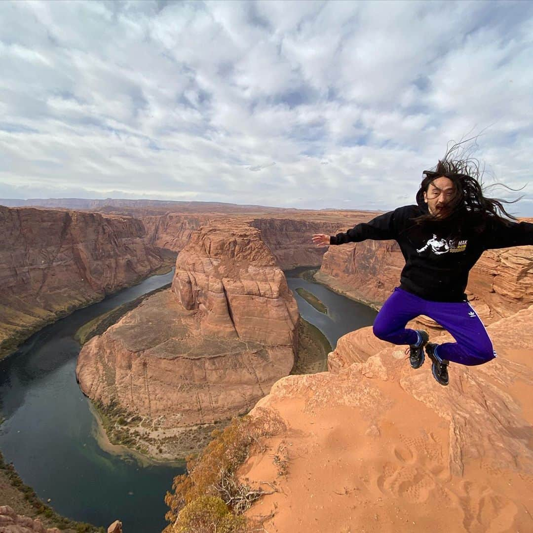 スティーヴ・アオキさんのインスタグラム写真 - (スティーヴ・アオキInstagram)「Hallooooooooo #aokijump #1034. Horseshoe Bend Arizona」11月10日 2時06分 - steveaoki