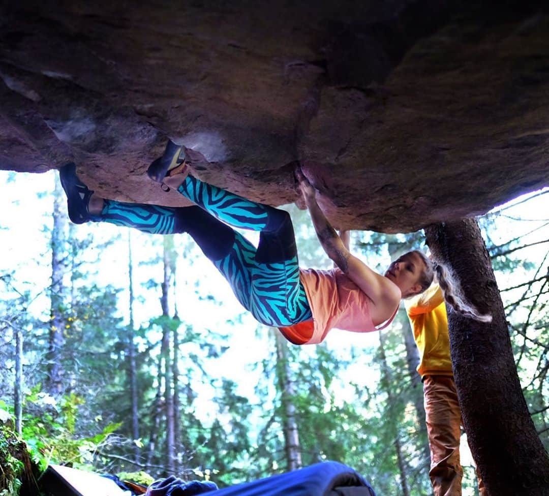 カロリーネ・ジンフーバーのインスタグラム：「Zillertal keeps delivering 😍 #goodtimes #whatisuniversity  📷 @fabian.leu  @organicclimbing @scarpa_at @frictionlabs @belmezattitude @sosolid_official @natureclimbing  . . . #austria #climbing #zillertal #tyrol #tirol #climb #bouldern #bouldering #climbinggirls #climbing_is_my_passion #climbinglife #climbing_pictures_of_instagram #climber #climbinginspiration #boulderingmag @boulderingmag」