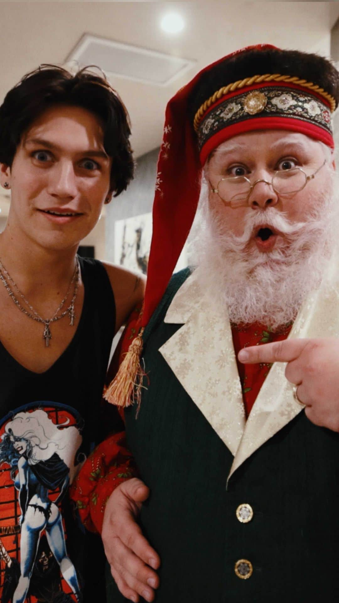Bryant Eslavaのインスタグラム：「• •surprising hype house with santa」