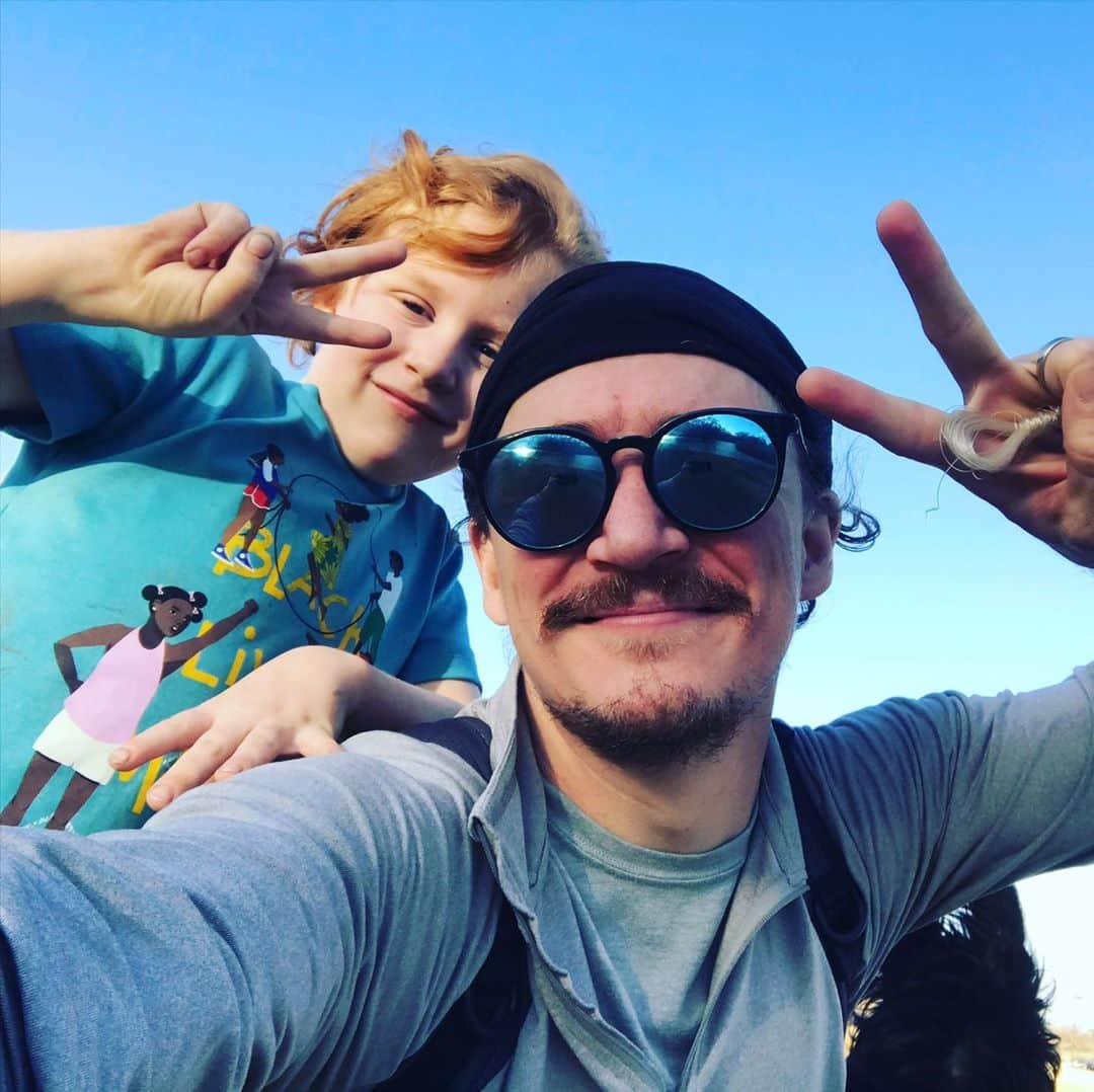 カイル・ガルナーのインスタグラム：「Six.... six! How did this happen so quickly. My little Leo is six years old today. Hard headed, stubborn and full of fire... but also gentile, sweet, and full of love. The ultimate cuddle buddy who gives award winning hugs. I took this picture yesterday while we were out at a big empty park with his brother, cousin, jiggy and pops. Everyone had walked ahead and it was the final stretch to the car. These are the slow quiet moments with Leo that are very special. He gets really introspective and just has these wonderful quiet conversations about the the things around him and what he’s thinking and feeling. His love of nature and curiosity have grown along with him so to be able to slow it all down and watch him watch the geese swim in the little pond was a moment I think we both needed in this crazy world right now. After a few minutes I picked him up and carried him the rest of the way across the field while he made me laugh and threw up peace signs at few other people we saw around. You are truly a gift my Leo lion heart. Happy birthday.」