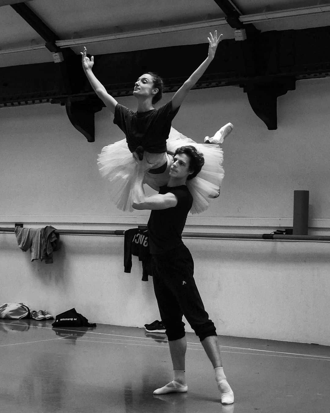 ドロテ・ジルベールのインスタグラム：「Répétition de la Bayadère avec @germainlouvet , allez on y croit! Photo @svetlanaloboff」