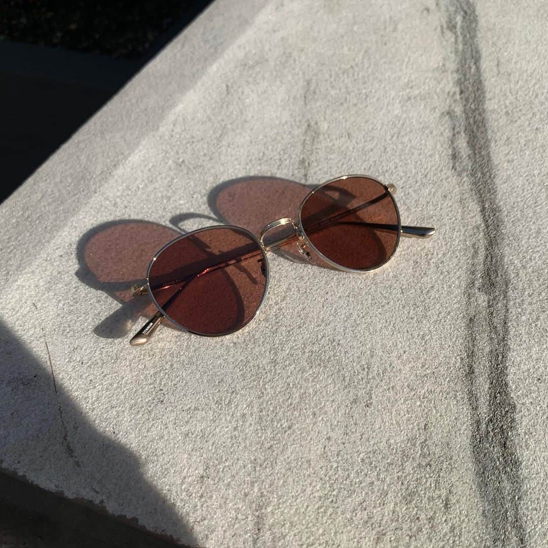 大塚良子のインスタグラム：「@oliverpeoples for @therow  肌馴染みの良いレンズカラー小振りなデザインに惹かれて。復刻モデルだそうなんだけどいつのかを忘れてしまった。」