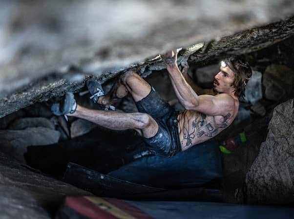 ダニエル・ウッズのインスタグラム：「Grand Illusion... oh so close but gonna have to wait till next year. Built enough resistance to do it, but ultimately needed a few days off to fully recover. Back and biceps got fucked up on it. The weather window was short during our 2 week trip and now the snow has come. Legend climb! Onto the next objective.   Photo @neilson.ben」