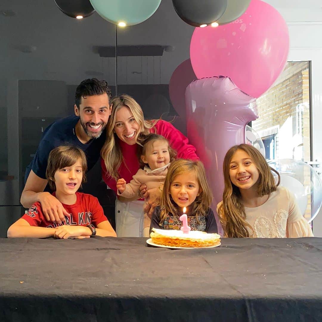 アルバロ・アルベロアのインスタグラム：「¡Felicidades a la chiquitina de la casa! 🎉🎉 🎉 Un añito entre nosotros dando guerra pero eres nuestro ojito derecho. ¡Te queremos 3000, Inés! 😘🎂🥰」