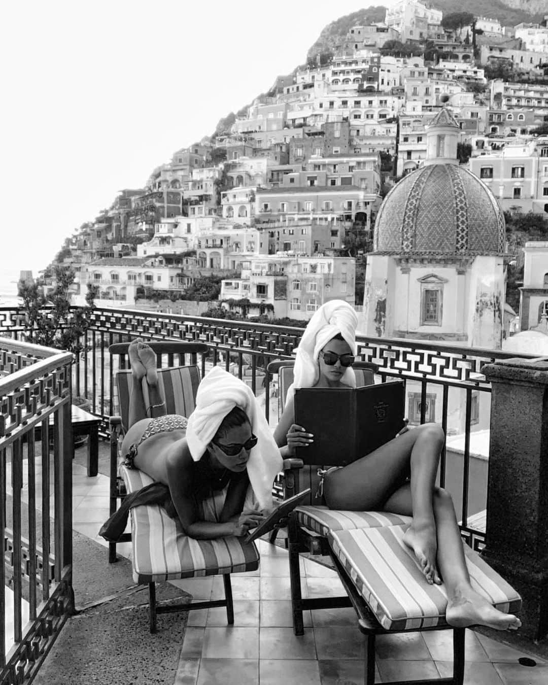 ジョアナ・サンスのインスタグラム：「When in Italy...🍋🍋 #positano #italy #summer」