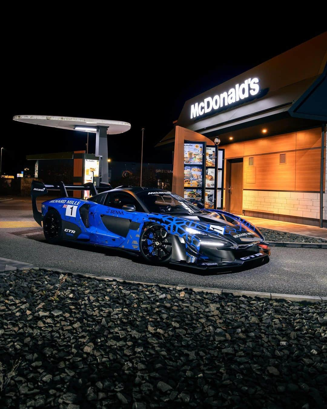 CARLiFESTYLEさんのインスタグラム写真 - (CARLiFESTYLEInstagram)「McLaren Senna GTR at McDonald’s.🍟🍔 Photos via @novitecgroup #carlifestyle」11月10日 2時32分 - carlifestyle